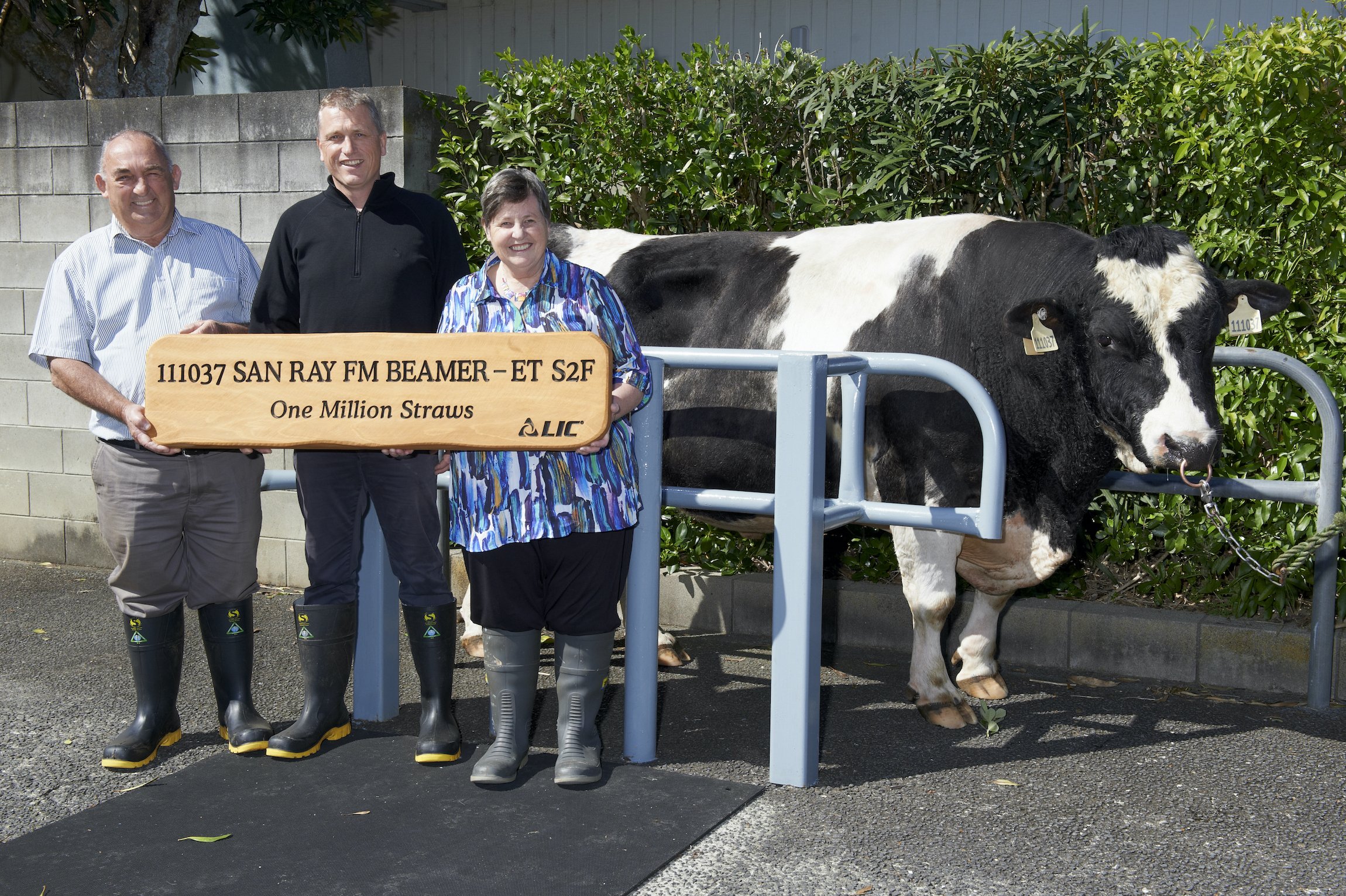 Ray and Sandra Hocking with Simon Worth (centre) from LIC with Beamer.